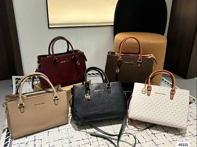 配盒尺寸32.22 Mk 托特包 贵气光感五金潋滟波光粼粼～ 肩带长度可调 便捷实用 内部空间跟开敞 空间容量在线 日常背也尊嘟很百搭