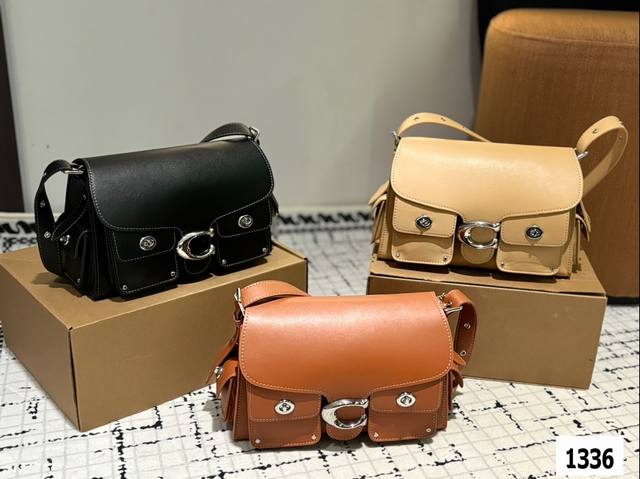 配盒子 Coach蔻驰新款机车包cargo Soft Tabby黑色机车包 #酷 Gril 的好选单品 中宽肩带中性帅气，长短两根自由切换重点是容量大且轻内外小