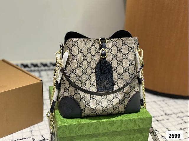礼盒包装 Gucci Emblem 系列 Tote 新品首发收纳党大爱大包有隔层新款的emblem首发，这是一款比较大的托特，肩带两侧是可以调节的，内衬是经典的