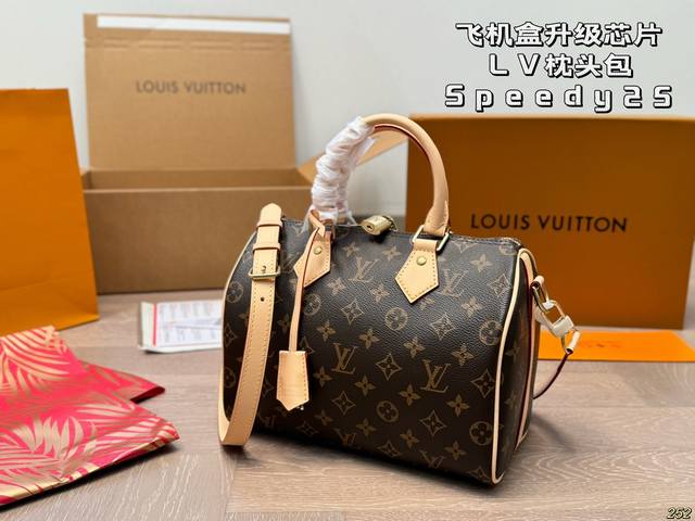 飞机盒升级芯片 Lv Speedy 枕头包 Speedy 一向以颜值、实用、百搭闻名在高奢手袋界始终经久不衰 这款的材质是更加休闲风的帆布棋盘格 不论是做通勤包