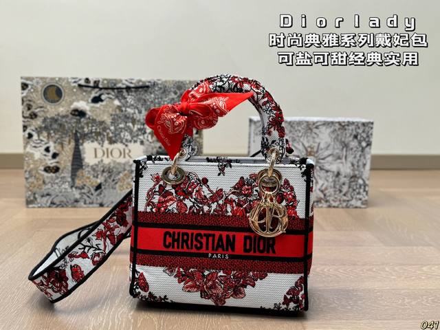 18色 迪奥戴妃包 你值得拥有 # [ Dior] Lady D-Lite手袋# 这款是将经典优雅的气质与dior品牌代表的时尚风貌融为 一体。款式轻盈。可手提