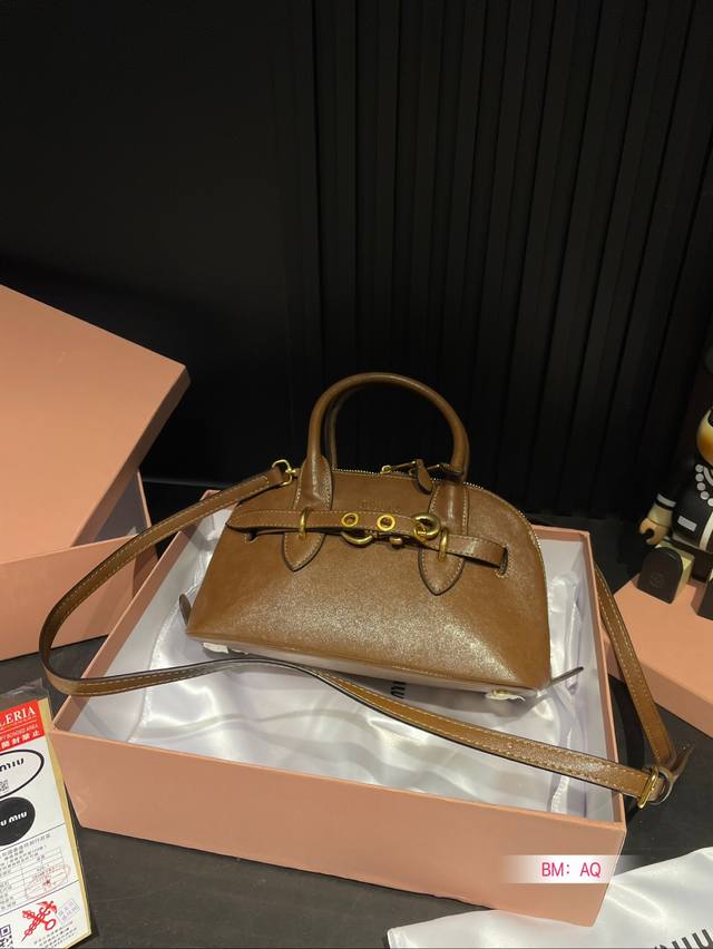 配盒 缪缪贝壳 要么说今年miumiu确实“妖”呢 不得不承认miumiu现在的产品越来越受欢迎了，不仅仅女生的适龄段继续年轻化，男生的关注度也越来越高，而且营