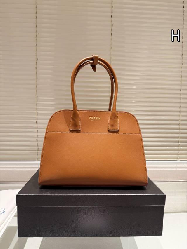 尺寸32.24 普拉达 托特包prada 感觉真的很显气质啊 挎在手上我就是大白领 性价比超高的一只包,尊嘟很爱 尺寸32.24 普拉达 托特包prada 感觉真的很显气质啊 挎在手上我就是大白领 性价比超高的一只包,尊嘟很爱