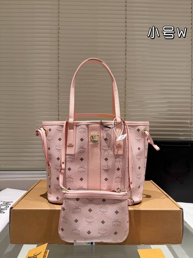 小号 Mcm购物袋两件套高端货包中包。小包可以单被 内容超大 物超所值。超千皮系列妈咪购物袋 原单货 高品质 特别实用的一款原版五金logo 尺寸： 28.25