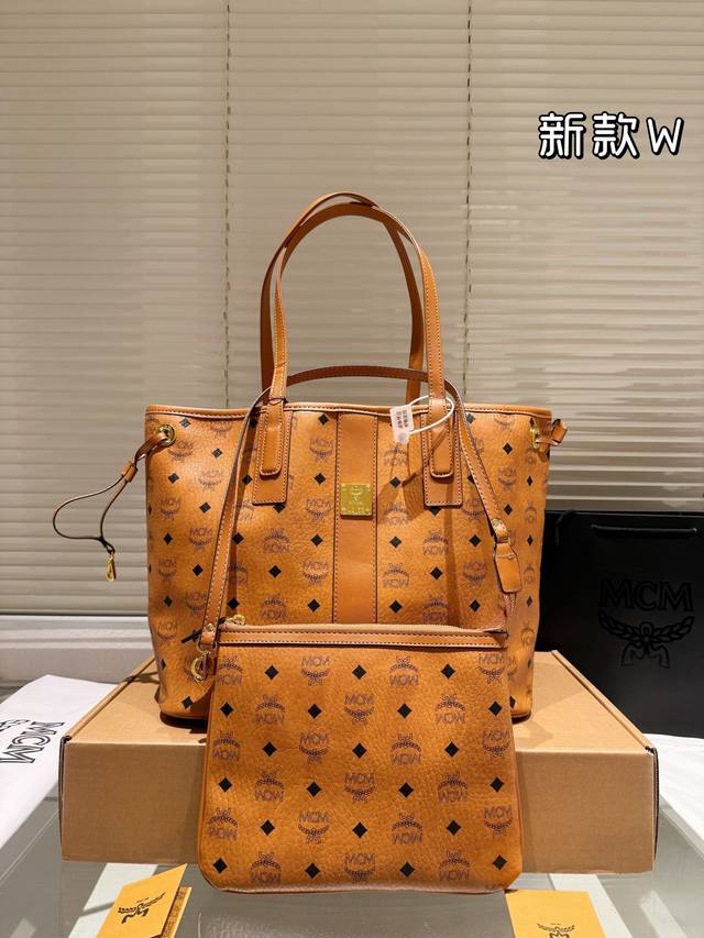 新款大号 Mcm购物袋两件套高端货包中包。小包可以单被 内容超大 物超所值。超千皮系列妈咪购物袋 原单货 高品质 特别实用的一款原版五金logo 尺寸: 34 新款大号 Mcm购物袋两件套高端货包中包。小包可以单被 内容超大 物超所值。超千皮系列妈咪购物袋 原单货 高品质 特别实用的一款原版五金logo 尺寸: 34