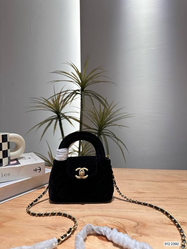 配盒子 Chanel23K包王 黑色丝绒材质，金扣 温柔本柔，简直太美了， 软软的，手感真的舒服 包型很有个性 不容易撞款 尺寸：13 9货号2392