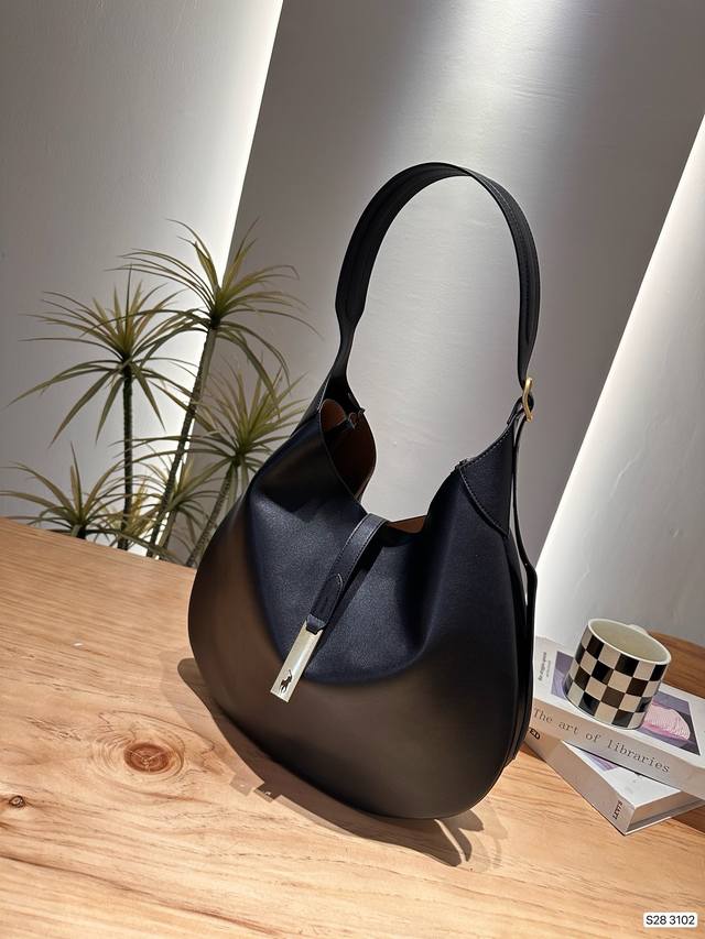 比爱马仕还香的牛皮马鞍包 感觉是相当有品味的人儿才会相中哈哈 妥妥的秋冬包 拉夫老伦polo I D应该属于那种极耐穿耐用型 火出圈啦 买不会后悔的一款 贼好搭