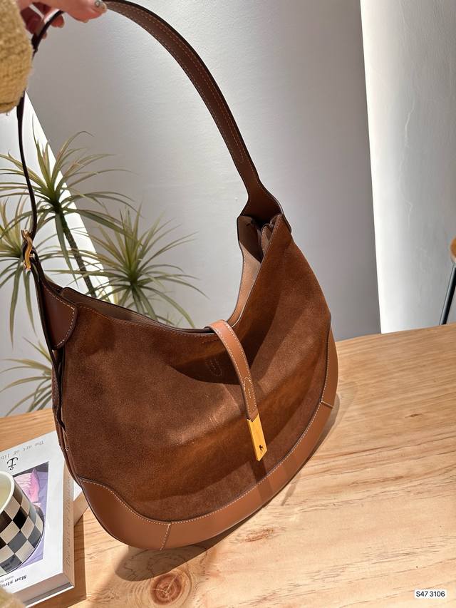 比爱马仕还香的牛皮马鞍包 感觉是相当有品味的人儿才会相中哈哈 妥妥的秋冬包 拉夫老伦polo I D应该属于那种极耐穿耐用型 火出圈啦 买不会后悔的一款 贼好搭