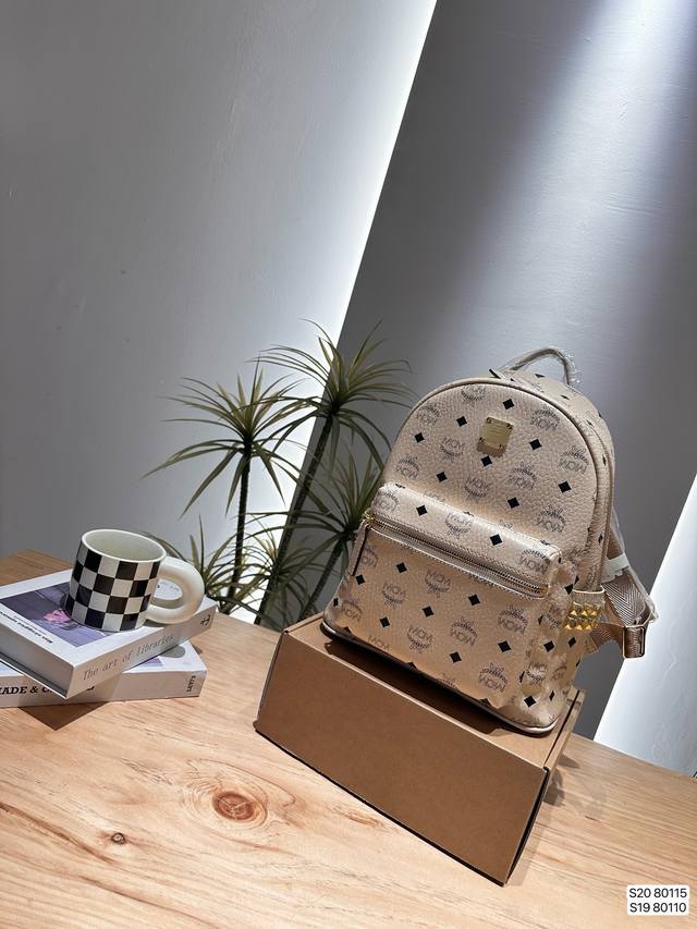 中号 小号 Mcm双肩 使用体验感太棒了完全解放双手 #Mcm经典必入包尺寸中号27 32 小号22 26 货号中80115 小80110