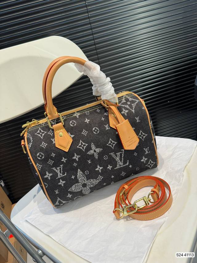 Lv牛仔枕头包 出货啦 手提单肩斜挎款式 宝宝们抓紧来订哈 版型经典不过时 一直深受洋气美妞们喜欢！尺寸：26 19 货号41113