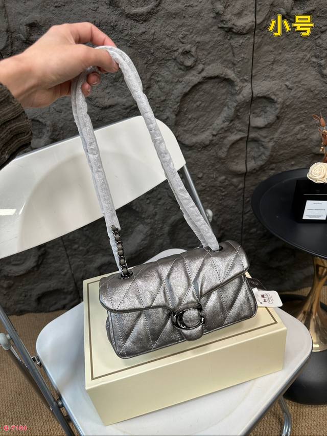 配折叠盒 蔻驰酒神wow, Coach的闪闪惹人爱之二 Tabby，绝对不陌生，绝对算得上coach的主力军。小仙女绝对不会错过秋冬金属色系 时髦精必备！尺寸2