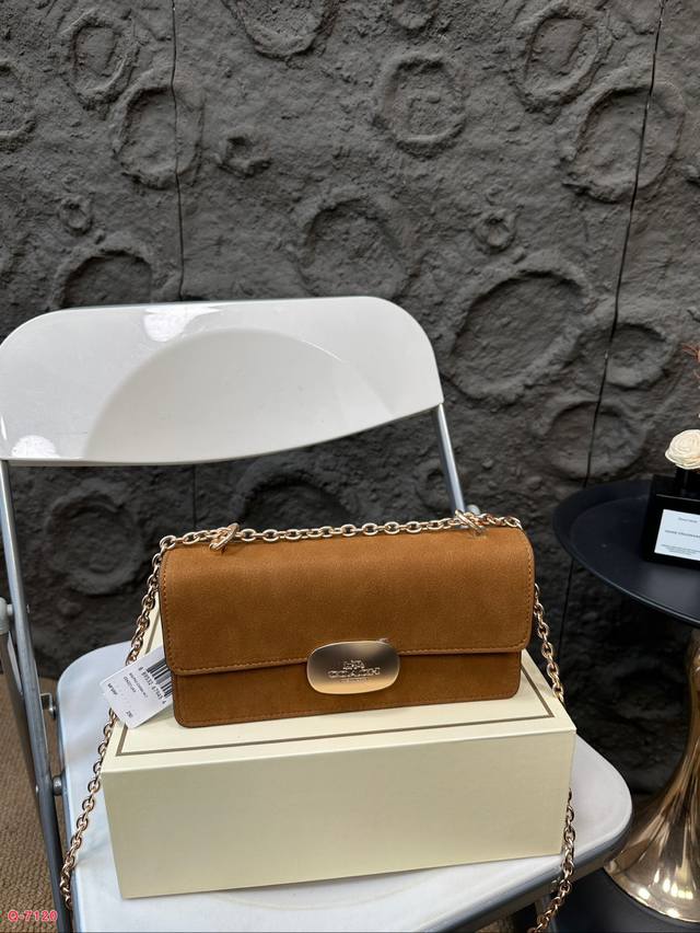 配折叠盒 蔻驰coach的eliza 系列上新！老面孔，对于 Eliza并不陌生，不过这次心上了一些秋冬款，让人眼前又突然一亮！ 皮革的，麂皮绒的，颜色沉稳大气