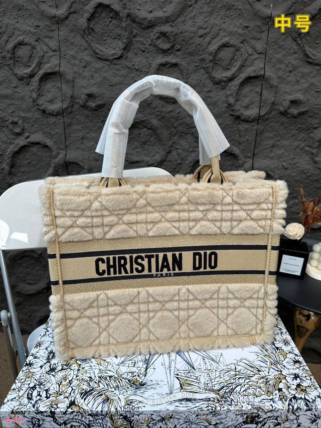 大号 中号 Dior 迪奥tote秋冬毛毛系列 太可爱拉毛茸茸的手感直戮心尖，超美的黑茸 毛毛，让整个包非常亮眼，超大容量的设计，凹造型神器，时尚精必入款，超级