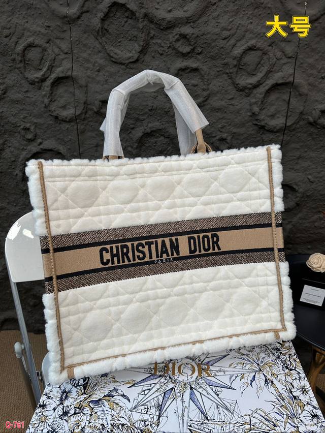 大号 中号 Dior 迪奥tote秋冬毛毛系列 太可爱拉毛茸茸的手感直戮心尖,超美的黑茸 毛毛,让整个包非常亮眼,超大容量的设计,凹造型神器,时尚精必入款,超级 大号 中号 Dior 迪奥tote秋冬毛毛系列 太可爱拉毛茸茸的手感直戮心尖,超美的黑茸 毛毛,让整个包非常亮眼,超大容量的设计,凹造型神器,时尚精必入款,超级