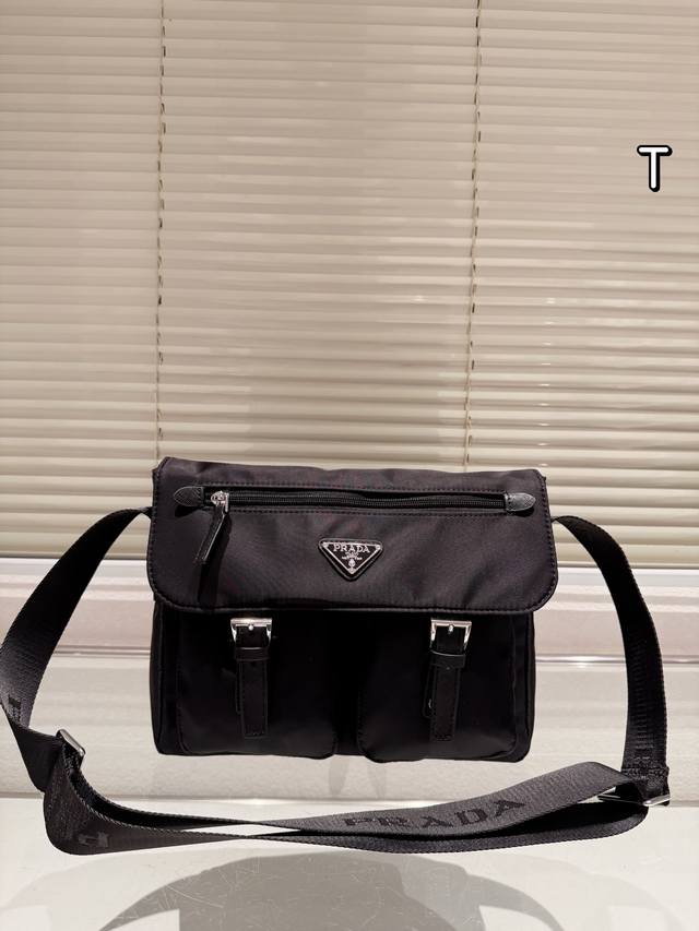 被prada新邮差包气质拿捏的死死的 #Prada肩带可调节到单肩位置，再短到腋下包，当然斜挎这种常规完全没问题在prada尼龙面料上，体现的太有质感了依旧耐