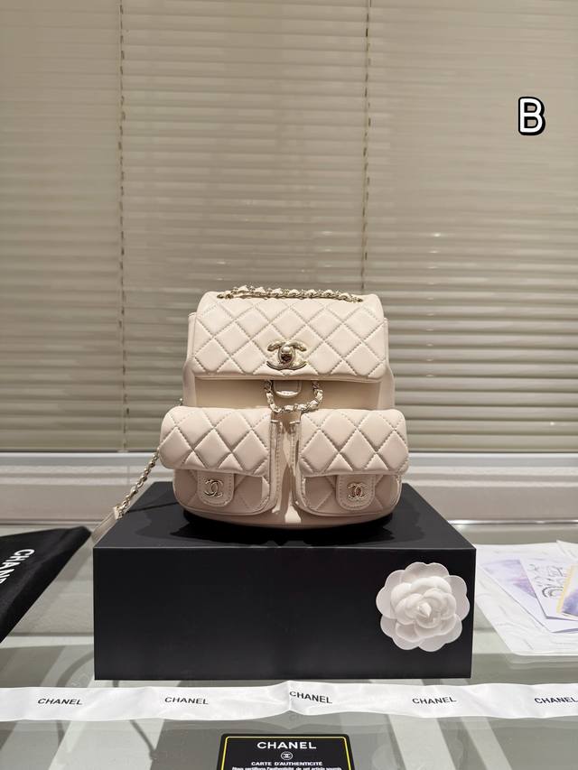 原单礼盒 Chanel 青蛙双肩背包 上新的时候看到 实物 就知道他要火了 现货供不应求 这一季度的王炸 解放双手的利器 尺寸19.20Cm