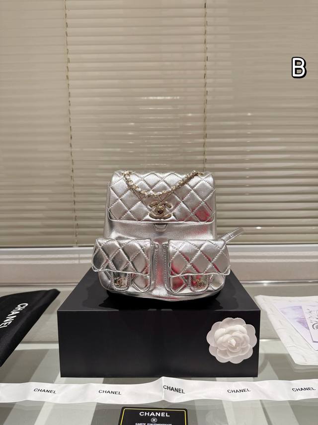 原单礼盒 Chanel 青蛙双肩背包 上新的时候看到 实物 就知道他要火了 现货供不应求 这一季度的王炸 解放双手的利器 尺寸19.20Cm