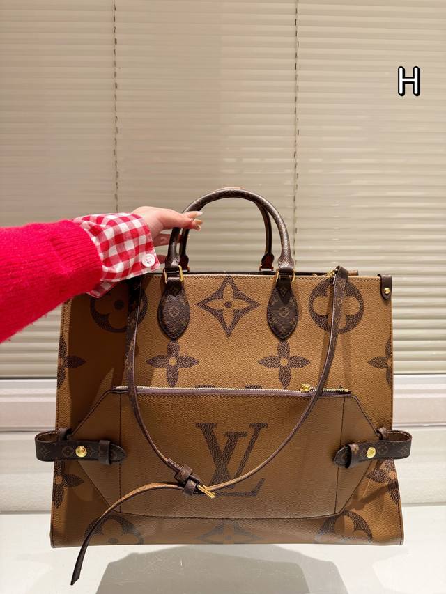 原单品质 New Launch-Onthego 性价比之王这是一款超赞的包型，灵感来自于恶搞lv的街头品牌，曾经的曾经，Louis Vll Litton永远不会