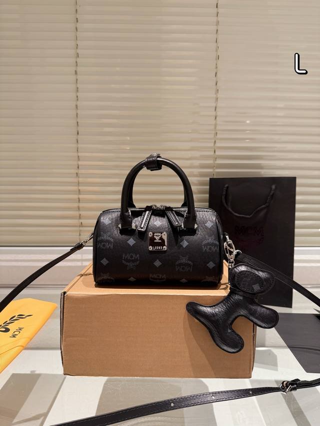 配飞机盒 Size：18Cm Mcm这季主打就是时尚大l Mcm新款ella枕头包！ 真是方便又实用哦！ 这款太啦！ 非常有街头风，酷炫风，男女都可背！