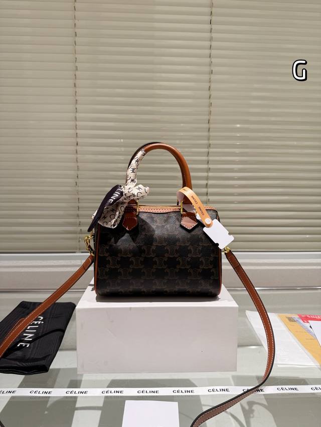 配盒 赛琳celine枕头包 独特设计 时尚又经典 超级百搭 上身又a又飒 尺寸: 19.15Cm