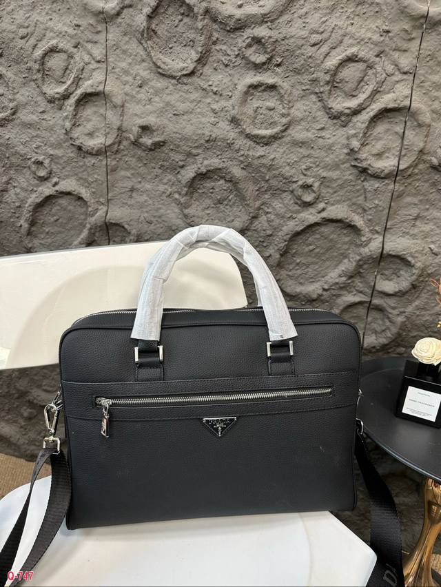 普拉达公文包男士荔枝纹牛皮公文包 专用里内里。电脑隔层，拉链暗袋。顺滑拉链、油边超平滑、可单肩斜挎背！做工精致每个细节到位！职业男人必备款。尺寸39.27Cm