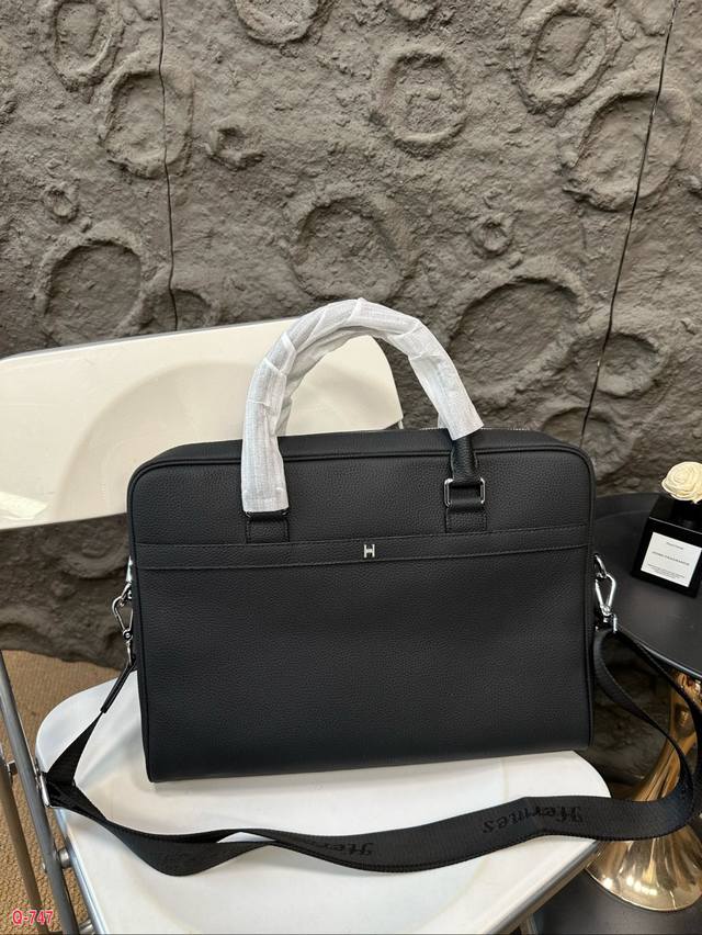 爱马仕公文包男士荔枝纹牛皮公文包 专用里内里。电脑隔层，拉链暗袋。顺滑拉链、油边超平滑、可单肩斜挎背！做工精致每个细节到位！职业男人必备款。尺寸39.27Cm