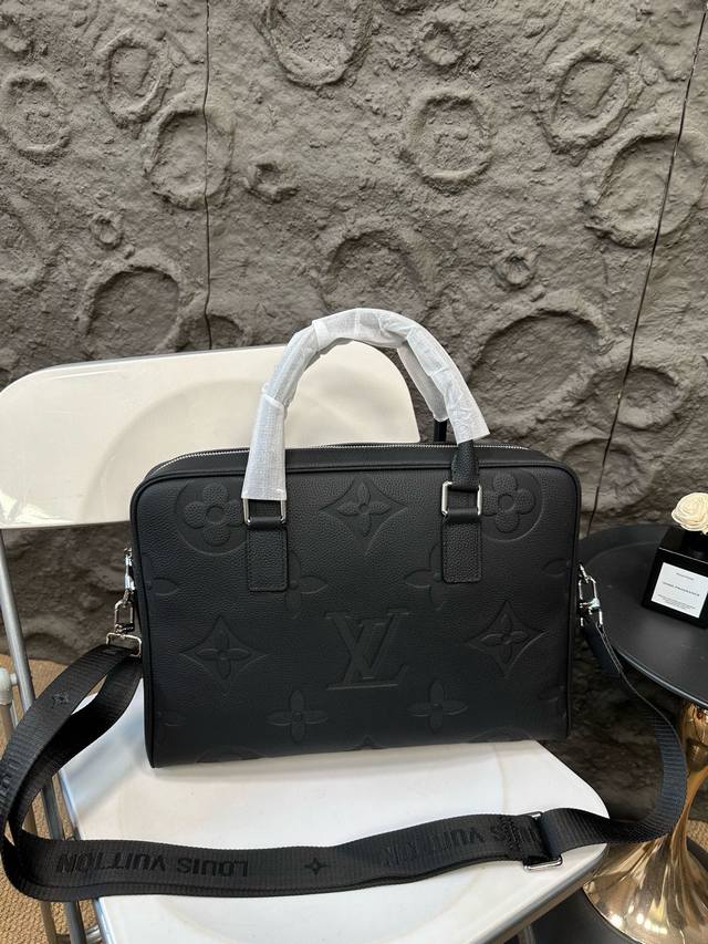路易威登lv公文包男士荔枝纹牛皮公文包 专用里内里。电脑隔层，拉链暗袋。顺滑拉链、油边超平滑、可单肩斜挎背！做工精致每个细节到位！职业男人必备款。尺寸39.27