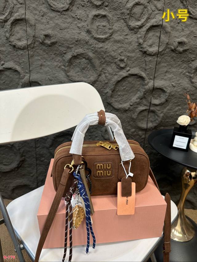 配折叠盒 Miu Miu缪缪保龄球手提包 轻轻松松高级感鹿皮绒 包包手感巨好容量也很不赖 简单却又不失华丽 不要觉得会炸眼太高调了什么的 根本不会！ 在你的精简