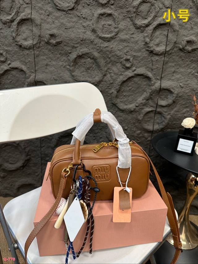 配折叠盒 Miu Miu缪缪保龄球手提包 轻轻松松高级感皮料 包包手感巨好容量也很不赖 简单却又不失华丽 不要觉得会炸眼太高调了什么的 根本不会！ 在你的精简穿