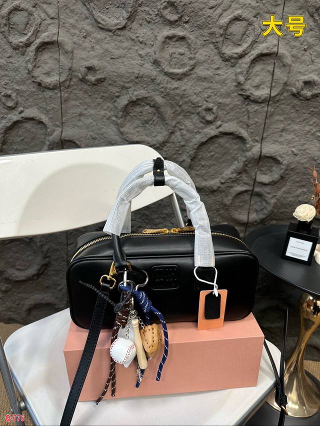 配折叠盒 Miu Miu缪缪保龄球手提包 轻轻松松高级感皮料 包包手感巨好容量也很不赖 简单却又不失华丽 不要觉得会炸眼太高调了什么的 根本不会！ 在你的精简穿