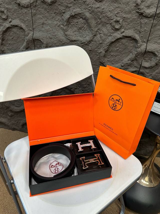 升级版 双头 爱马仕 ！！ 高版本 腰带 嘿哈 原单牛皮皮带～热门款 皮带里面最火的啦～质量很好 全套包装！五金绝对不褪色 皮带头和专柜一样的哦～ 配礼盒手提袋