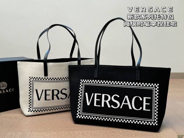 范思哲versace 托特包 高级时髦拿捏住啦 不显老气好好搭啊 而且貌美气质加成好高的呀～ 爱死了这份从容优雅 尺寸36 25