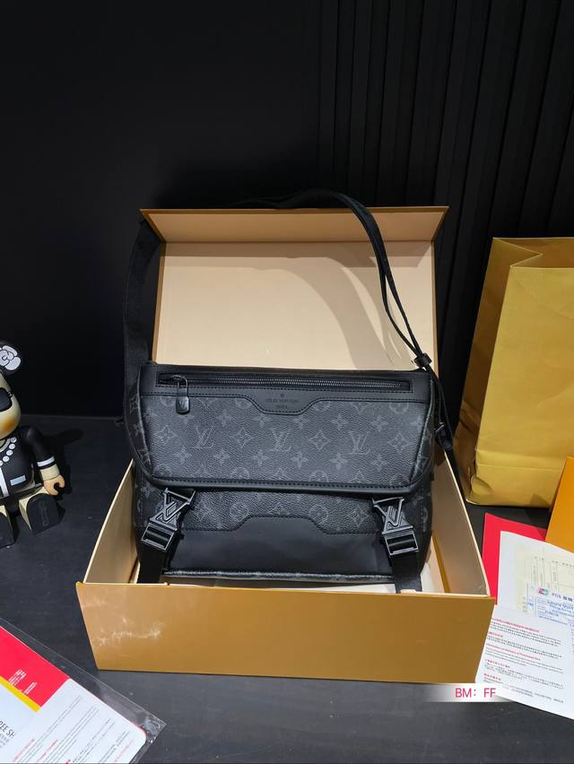 配折叠礼盒 Lv 男士邮差包 Voyager邮差包 结构和辅料都时尚青春化， 包包的大小尺码刚刚好， 手感很软！但是很型哦！ 搜索lv 男士邮差包 尺寸：30*