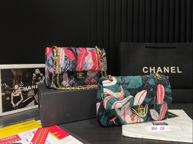 配折叠礼盒 盒子 Chanel香奈儿花卉马卡龙系列cf 今年春夏季香奶奶推出了诺阿耶花卉款cf，各大名媛出街的新宠，另外最新马卡龙系列的扎染工艺，拼色调，它取代