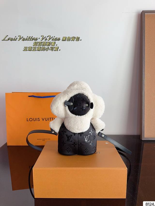 配礼盒. Lv 黑色vivian背包 Lv 秋冬限量滑雪系列黑色丑娃娃出货啦 第一个拿到丑娃娃的人会不会是你呢 第一眼感觉有点丑，但越看越可爱啊，丑萌丑萌，出街