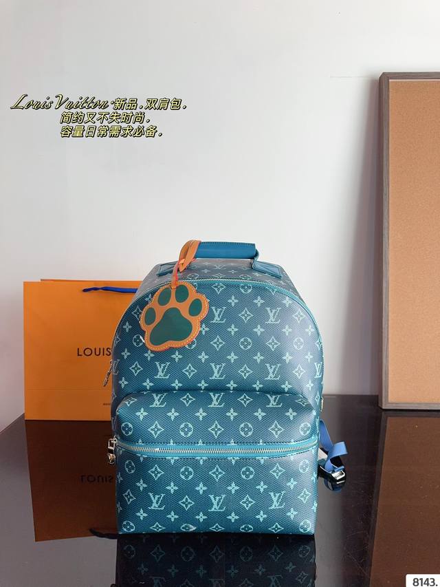 Lv 24Ss早春新款双肩包 男生日常休闲搭配的理想选择～ 实用又百搭，小小的身体大大的空间 非常适合放随身物品~ 面料耐磨耐刮蹭，适合男生大大咧咧的性格尺寸：