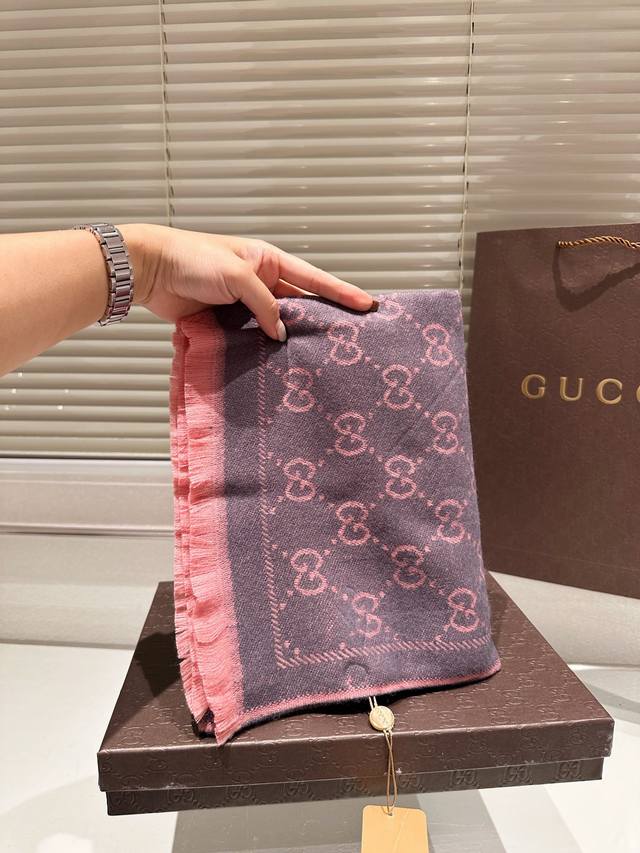 高端羊绒围巾 礼盒 古奇经典围巾真材实料！这款围巾适用于春 秋 冬！当作披肩超好看！提亮肤色！上身效果气场非常强大手感柔软成色有质感，匠心之作。 规格:95%羊