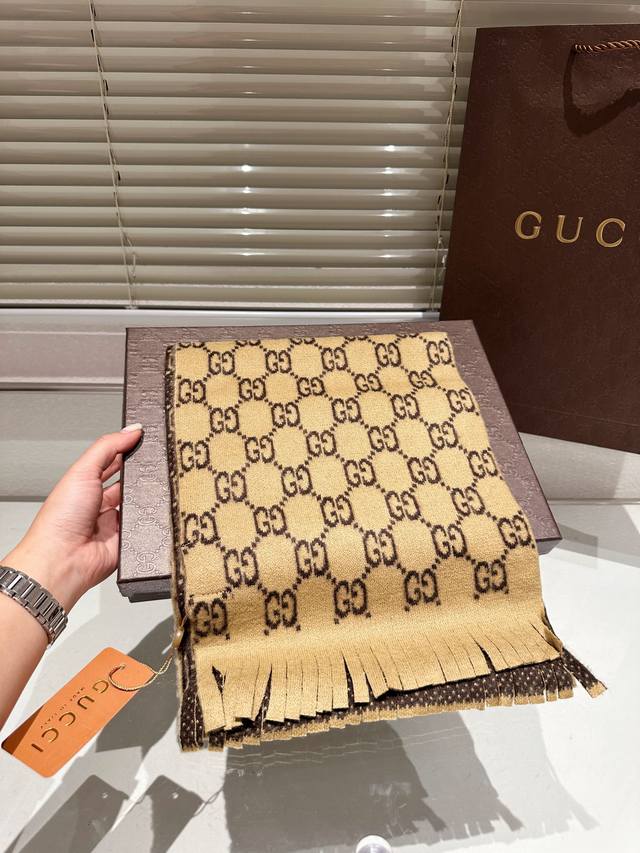 高端羊绒围巾 礼盒 古奇经典围巾真材实料！这款围巾适用于春 秋 冬！当作披肩超好看！提亮肤色！上身效果气场非常强大手感柔软成色有质感，匠心之作。 规格:95%羊