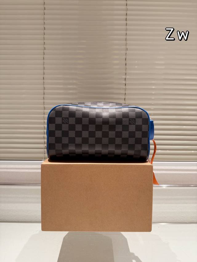 Lv 手提化妆包 容量巨大 符合旅行时要把整个化妆台都带上的需求 尺寸25 14Cm