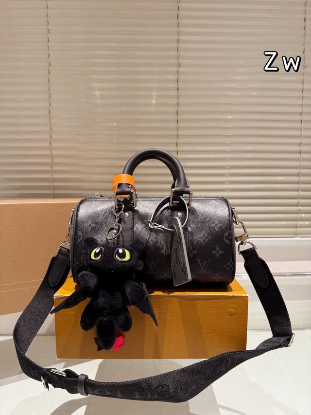 配挂件 配折叠盒 尺寸：25*15Cm Lv Keepall 新品枕头包 黑色牛皮 简直长在我的心头。 男女同款！！！！ 男盆友的新包