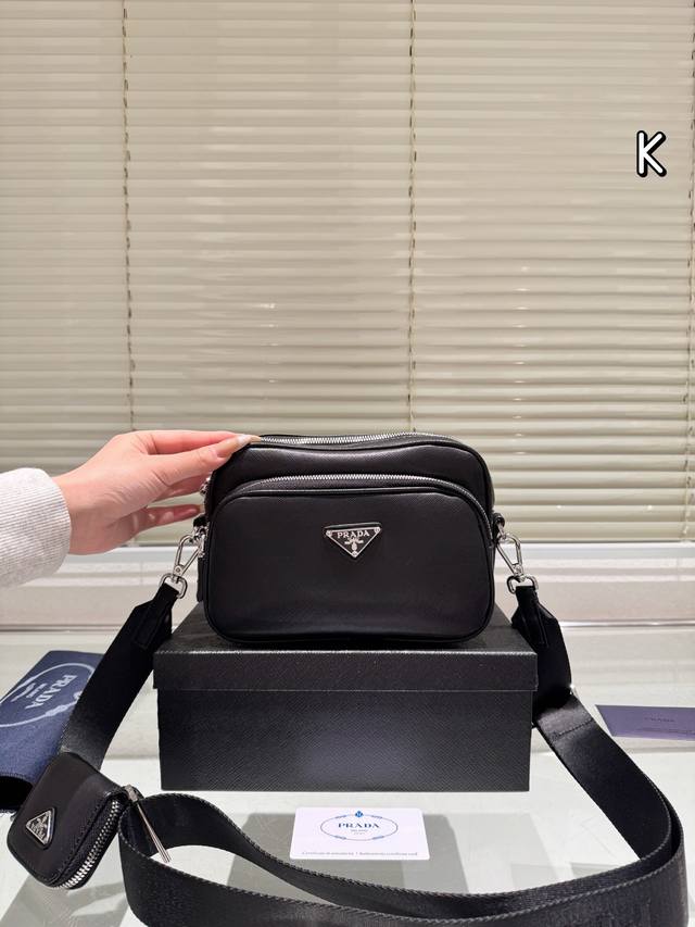 被prada新相机包气质拿捏的死死的 #Prada肩带可调节到单肩位置，再短到腋下包，当然斜挎这种常规完全没问题在prada尼龙面料上，体现的太有质感了依旧耐
