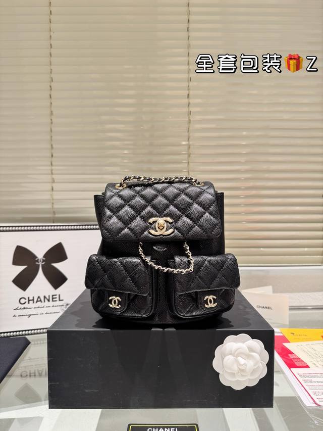 原单礼盒 Chanel 青蛙双肩背包 上新的时候看到 实物 就知道他要火了 现货供不应求 这一季度的王炸 解放双手的利器 尺寸20.19Cm