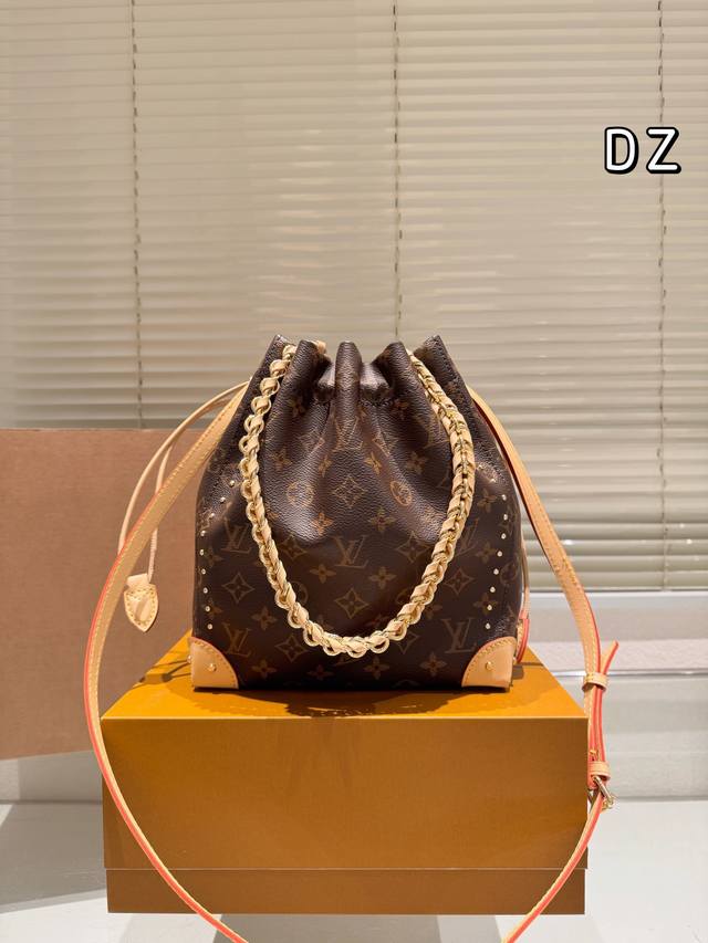全套包装尺寸22.24 Lv 水桶包 质感很高级 容量超级大也很耐用 日常出街背它回头率百分百 就是这种随性慵懒感
