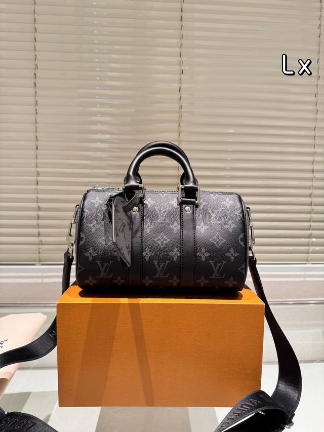 配折叠盒 尺寸：25*15Cm Lv Keepall 新品枕头包 黑色牛皮 简直长在我的心头。 男女同款！！！！ 男盆友的新包