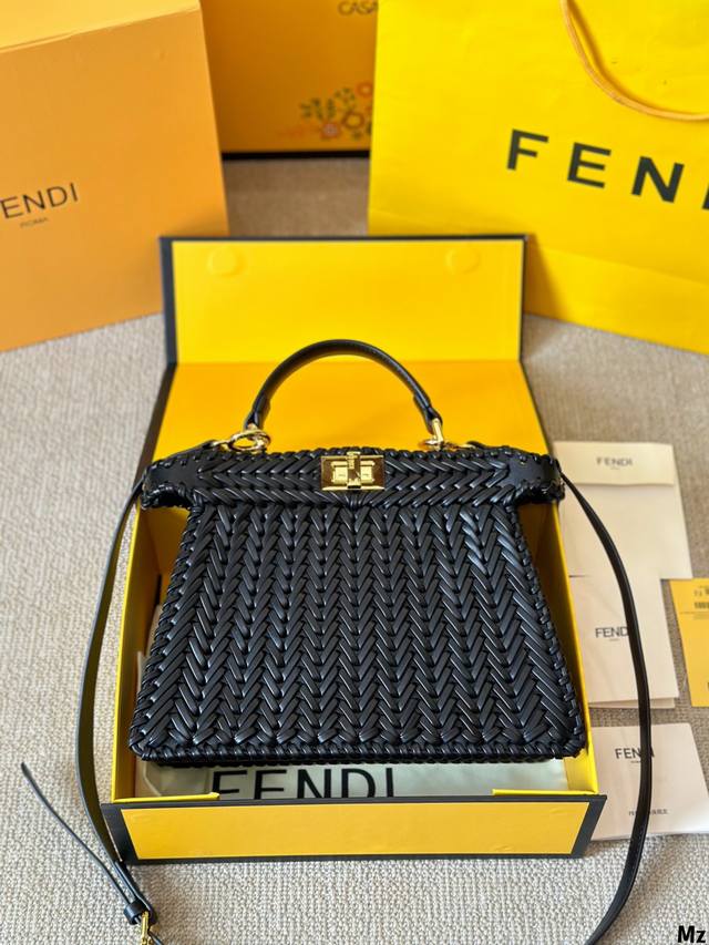 限定款peekaboo 太美啦 兩面都有不同的特色 全是牛皮編織，越看越耐看 優雅 俏皮搭配隨意切換 一年四季都百搭的 芬迪標誌性的時尚單品 尺寸28 22Cm