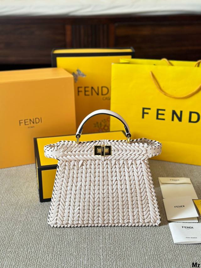 限定款peekaboo 太美啦 兩面都有不同的特色 全是牛皮編織，越看越耐看 優雅 俏皮搭配隨意切換 一年四季都百搭的 芬迪標誌性的時尚單品 尺寸28 22Cm