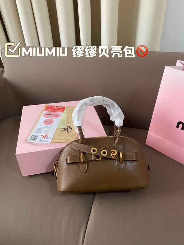 缪缪贝壳 要么说今年miumiu确实“妖”呢 不得不承认miumiu现在的产品越来越受欢迎了，不仅仅女生的适龄段继续年轻化，男生的关注度也越来越高，而且营销的确