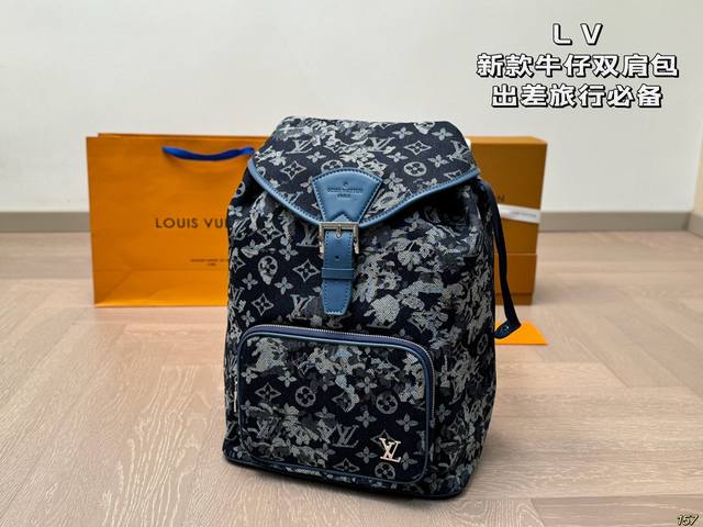 Lv牛仔双肩包 出差旅行必备 休闲商务都可驾驭 容量超大超能装大热门款 超级酷 尺寸29 39