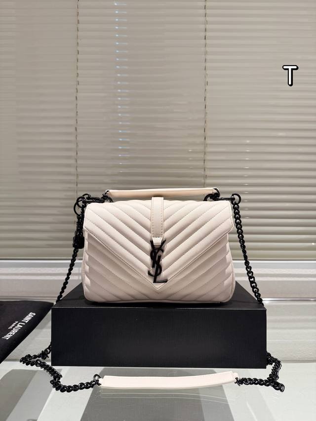 折叠礼盒 Ysl 邮差包 今年超火邮差包圣罗兰翻盖邮差包自留推荐 圣罗兰ysl-Niki专柜新品 明星款 超多博主推荐 保留了ysl一贯的摇滚精神 走的都市随性