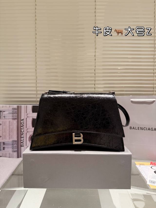 原单牛皮 全套包装 折叠礼盒飞机盒 有bella独特的氛围感了，好绝。 有bella 那味儿了 一独特的氛围感好绝。 来自巴黎世家 22年秋冬系列-Crush气